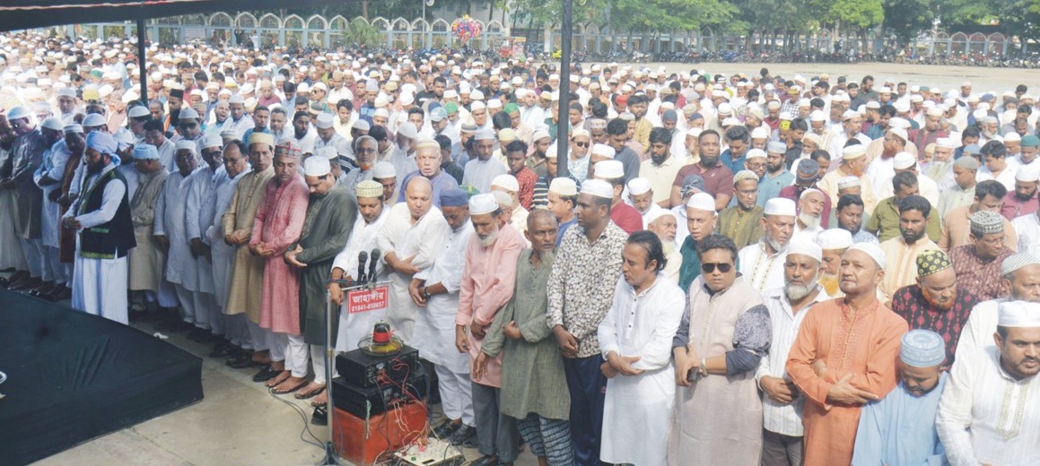  কুমিল্লার বিএনপি নেতা ভিপি জসিমের জানাজায় হাজারো মানুষের ঢল, ফুলেল শ্রদ্ধায় অশ্রুসিক্ত বিদায়