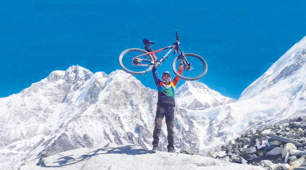  সাইকেল নিয়ে হিমালয়  পর্বতে কুমিল্লার উজ্জ্বল 