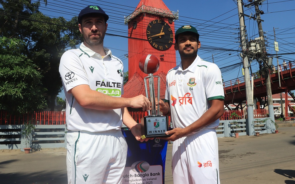  ১৫১ বছরের পুরনো ঘড়ির সামনে ট্রফি উন্মোচন