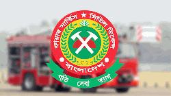  গর্তে পড়ে যাওয়া শিশুকে বাঁচাতে আপ্রাণ চেষ্টা