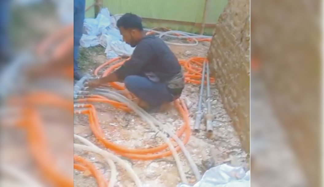  চৌদ্দগ্রামে অবৈধ গ্যাস সংযোগে চুন কারখানায় অভিযান,  আটকচারজন 