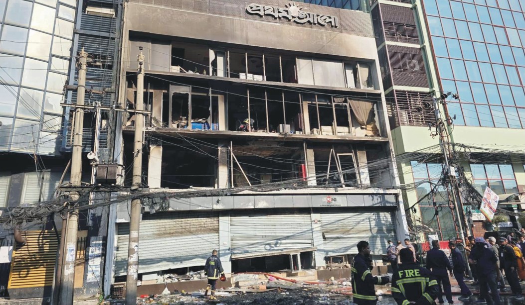   প্রথম আলো ও ডেইলি স্টার  ভবনে হামলা ভাংচুর আগুন 