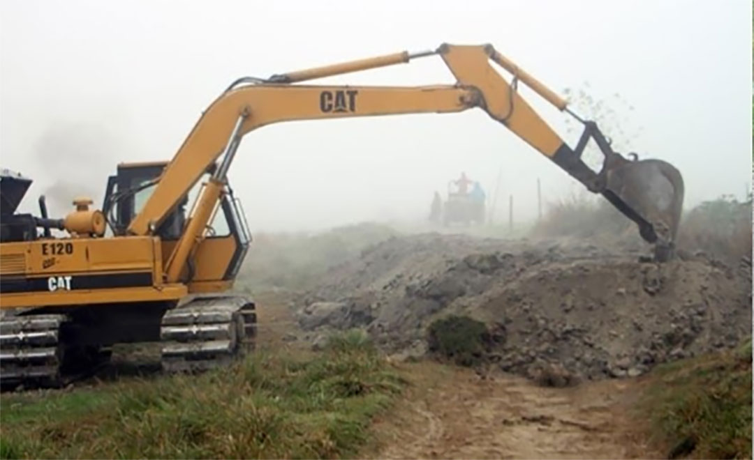  চৌদ্দগ্রামে কৃষি জমির মাটি বিক্রির অপরাধে  লাখ টাকা জরিমানা ও ভেকু জব্দ