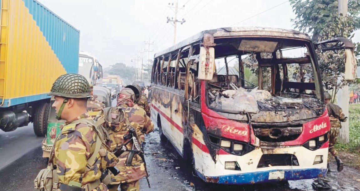  কুমিল্লায় দুর্ঘটনার পর বাসে  আগুন দিলো স্থানীয়রা