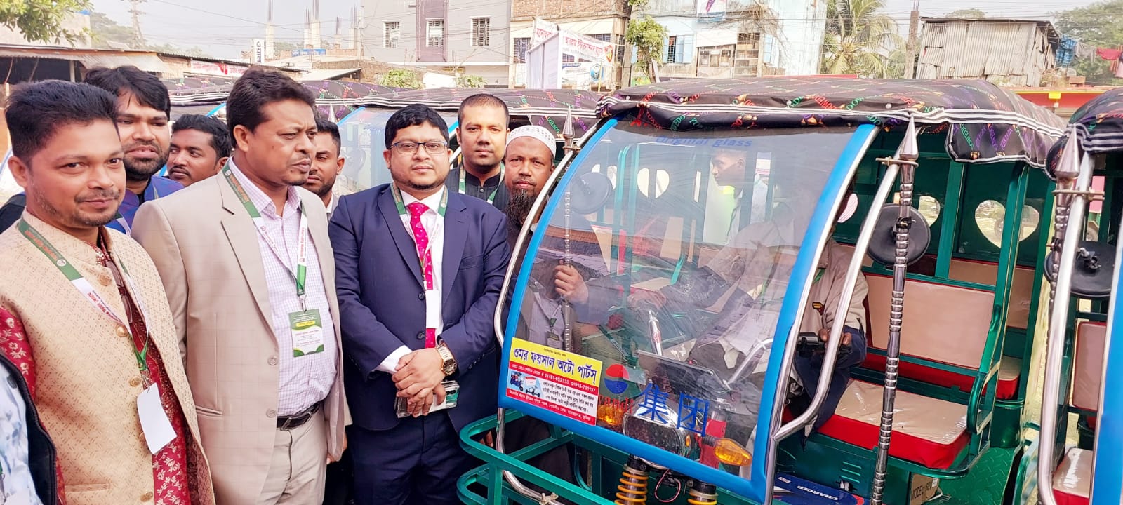 মনোহরগঞ্জ উন্নয়ন ফোরামের উদ্যোগে অসহায়দের মাঝে সেলাই মেশিন ও অটোরিকশা বিতরণ