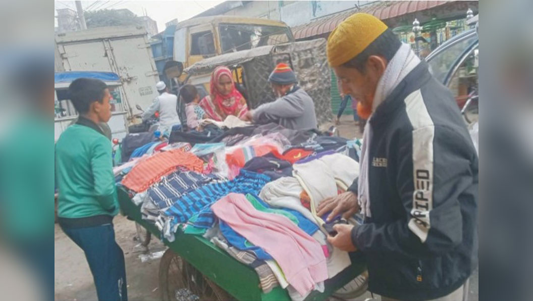  তীব্র শীতে ব্রাহ্মণপাড়ায় গরম কাপড় বেচাকেনার ধুম