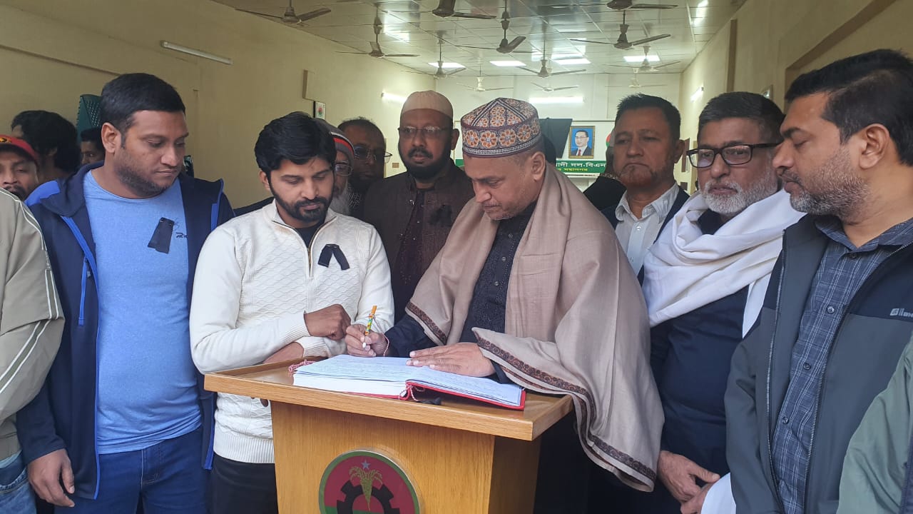 কুমিল্লায় বেগম খালেদা জিয়ার মৃত্যুতে কোরআন খতম, দোয়া ও শোক বইয়ে স্বাক্ষর