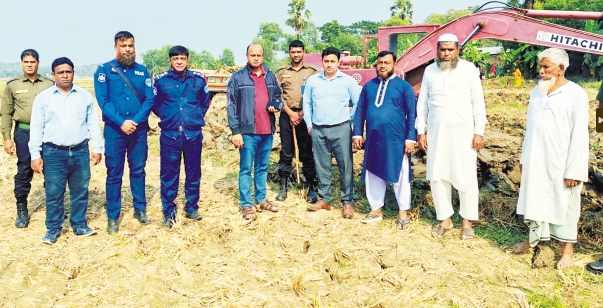  কুমিল্লা সদর দক্ষিণ টপসয়েল কাটার দায়ে  ৫০ হাজার টাকা জরিমানা  
