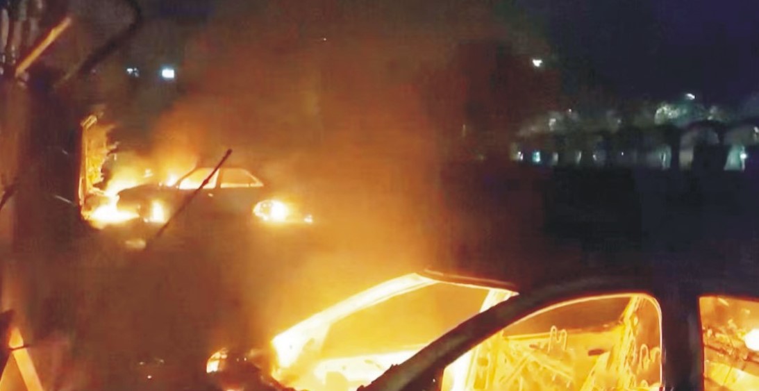  ইরানে বিক্ষোভে আগুনে পুড়ছে গাড়ি