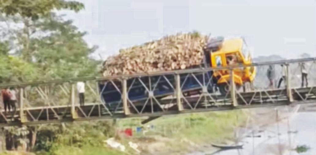  দাউদকান্দিতে বেইলী সেতুর পাটাতন ভেঙ্গে ট্রাক আটকে যানবাহন চলাচল বন্ধ