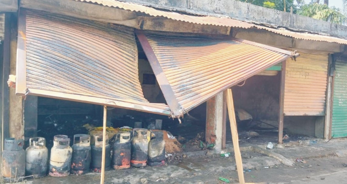  চৌদ্দগ্রামে জামায়াতের  অফিস দোকান ও মাদরাসার  বাসে আগুন, আতঙ্ক