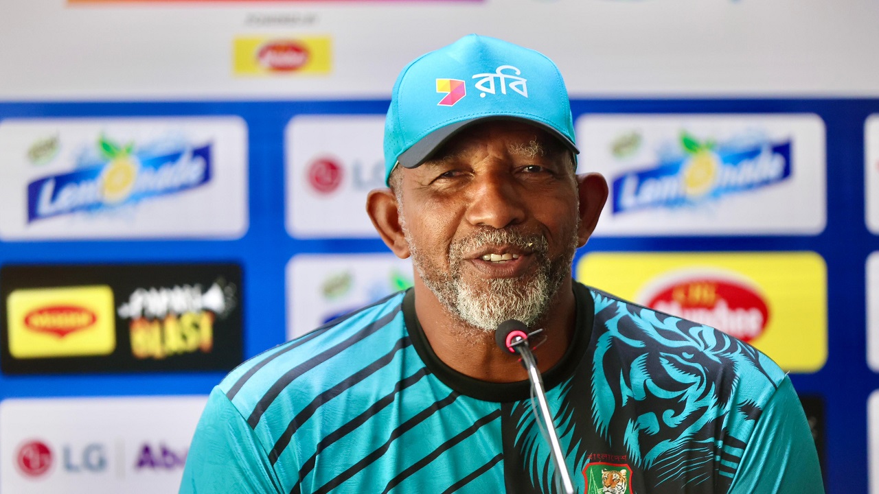  আশার আলো নিয়ে ছুটিতে গেলেন ফিল সিমন্স