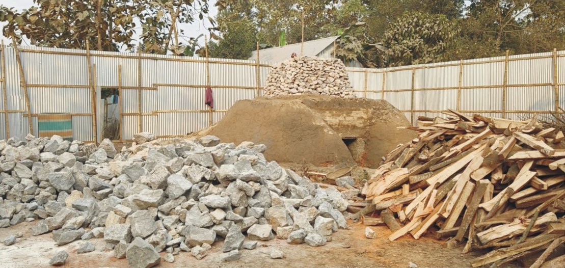  মুরাদনগরে আবাসিক এলাকায়  অবৈধ চুন কারখানার দাপট