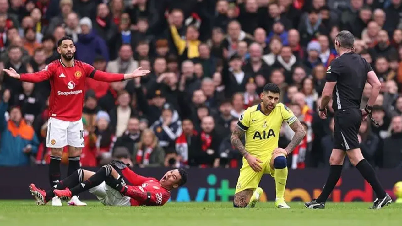  ১০ জনের টটেনহ্যামকে হারাল ম্যানইউ