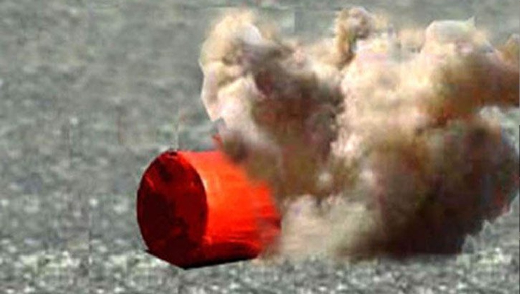  ভোটকেন্দ্রে হঠাৎ  ককটেল বিস্ফোরণ, ছোটাছুটি