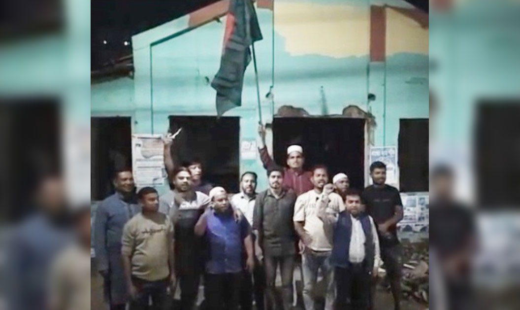   বুড়িচংয়ে আওয়ামী  লীগ কার্যালয় প্রাঙ্গণে  পতাকা উত্তোলন