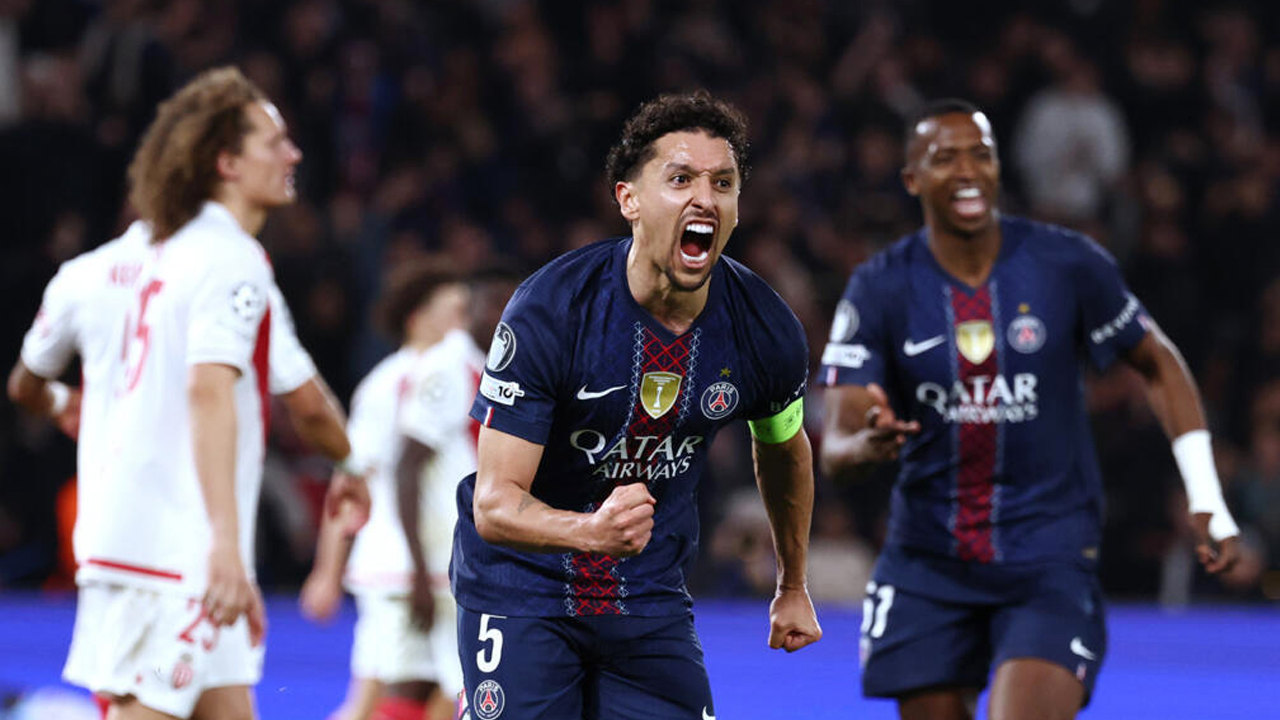 ১০ জনের দলকে হারিয়ে শেষ ষোলোয় পিএসজি