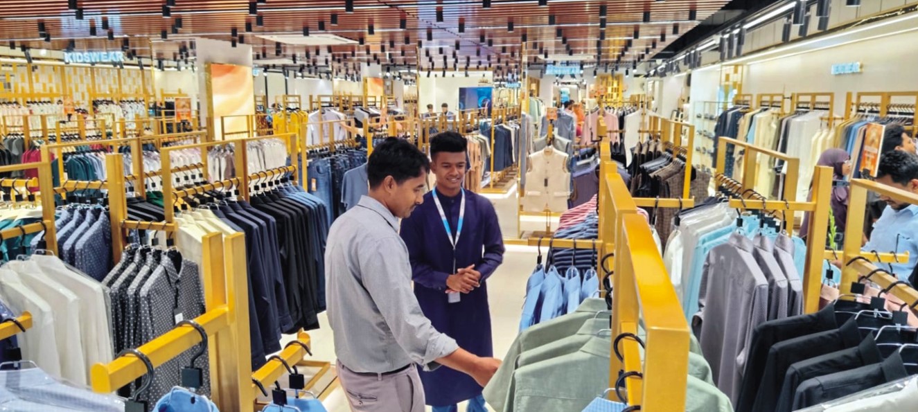  উৎসবমুখর পরিবেশে কুমিল্লায়  ইল্লিয়ীন ফ্ল্যাগশিপ স্টোরের  গ্র্যান্ড ওপেনিং চলছে