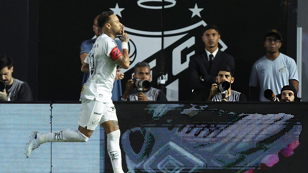 জোড়া গোলে সমালোচকদের জবাব নেইমারের