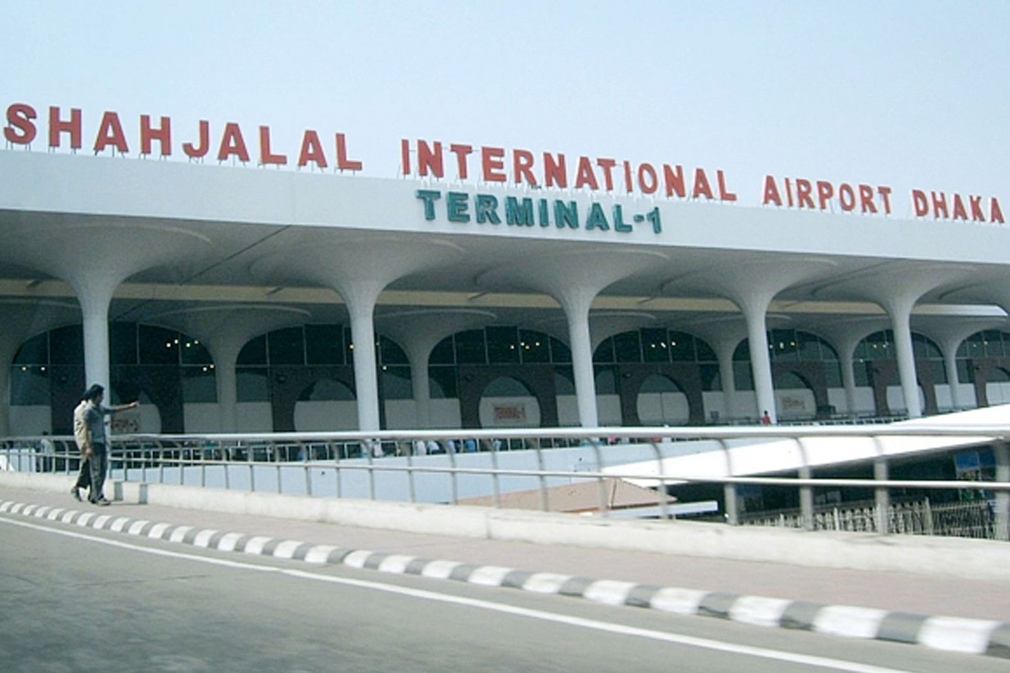  ফ্লাইট স্থগিত,  বিমানবন্দরে  অনিশ্চয়তায়  হাজারো যাত্রী