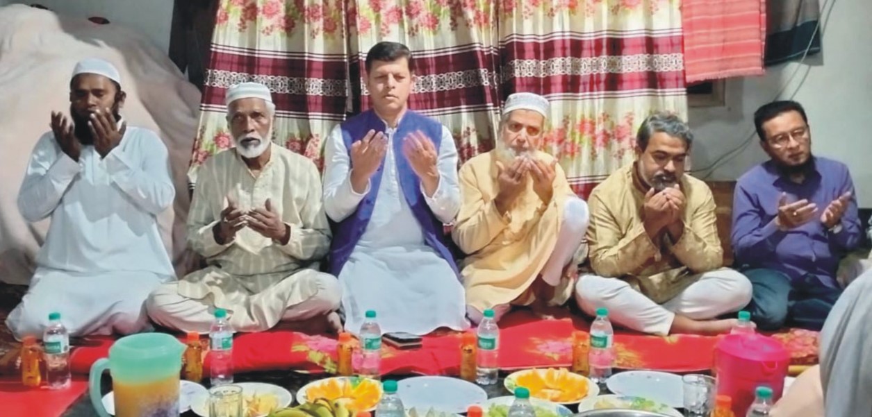   চৌদ্দগ্রামে হান্ডা মদিনাতুল উলুম মাদ্রাসা শিশু কিশোরদের সাথে ইফতার করলেন কাজী নাহিদ 