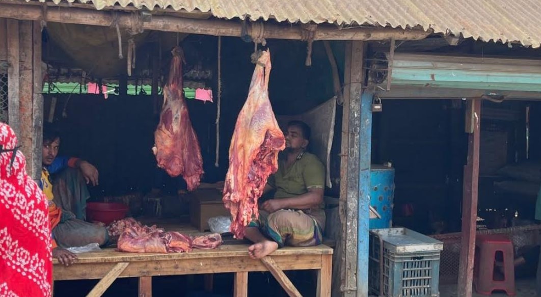  কুমিল্লার দেবিদ্বারে মরা গরুর  মাংস বিক্রির অভিযোগ নিয়ে এলাকায় তোলপাড়  