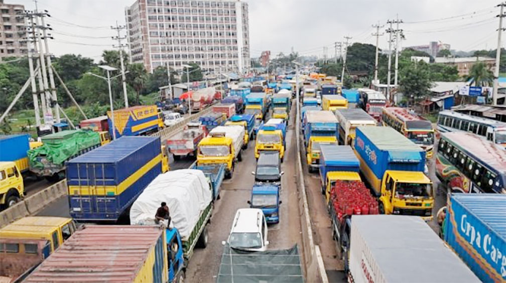  মহাসড়কে যানবাহনের চাপ, বাড়ছে ভোগান্তি 