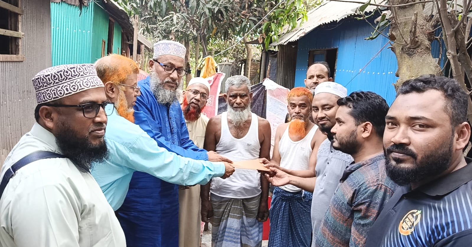 দুর্গাপুরে অগ্নিকাণ্ডে ক্ষতিগ্রস্ত পরিবারের পাশে অধ্যাপক মামুন