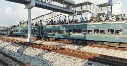  কুমিল্লায় ৩ বগি ফেলে রেখে  ১ কি.মি. এগিয়ে গেলো ট্রেন