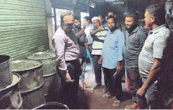  বুড়িচংয়ের নিমসারে ভ্রাম্যমাণ  আদালতের অভিযান: অবৈধ তেল মজুদে জরিমানা