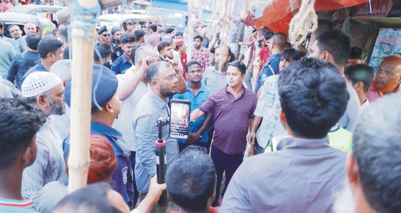 সড়ক-ফুটপাত দখলমুক্তে  কুসিকেরঅভিযান, যানজট  কমার প্রত্যাশা