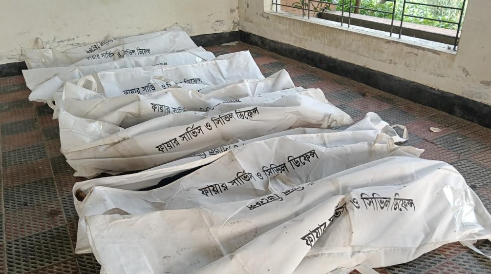 দাউদকান্দিতে ট্রাক উল্টে ৭জন নিহত