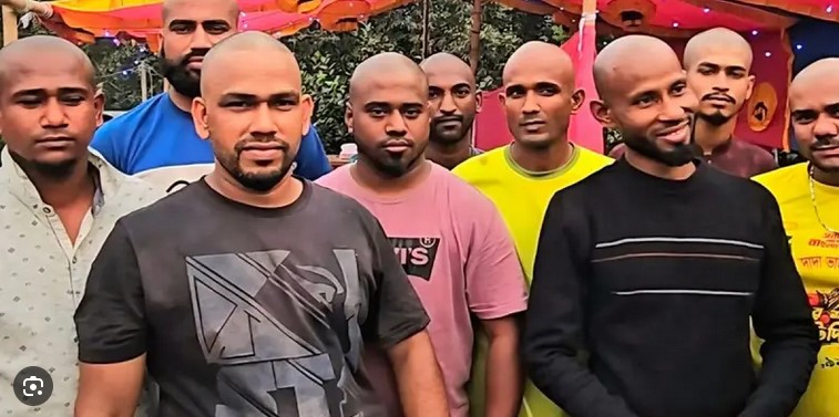  বন্ধুত্বের অনন্য নজির বন্ধুর পাশে থাকতে মাথা ন্যাড়া করলেন ৯ বন্ধু 