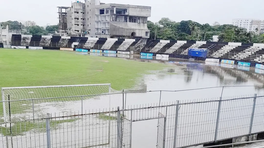  মাঠে জমে আছে পানি, ম্যাচ শুরু হতে দেরি