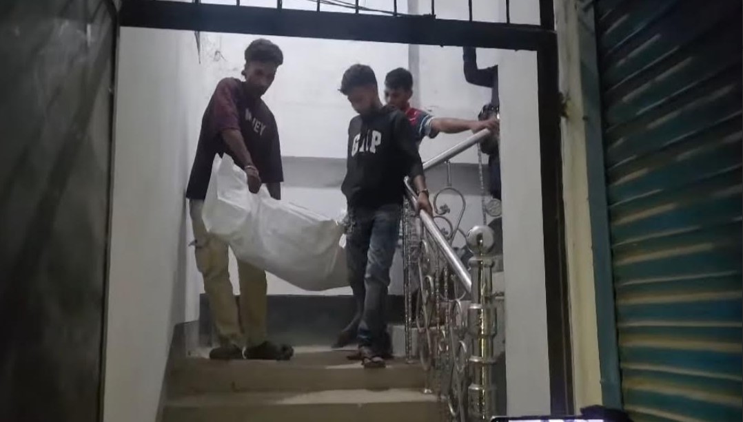 শাহরাস্তিতে গলায় ফাঁস দিয়ে প্রবাসীর স্ত্রী এক সন্তানের জননীর আত্মহত্যা!  