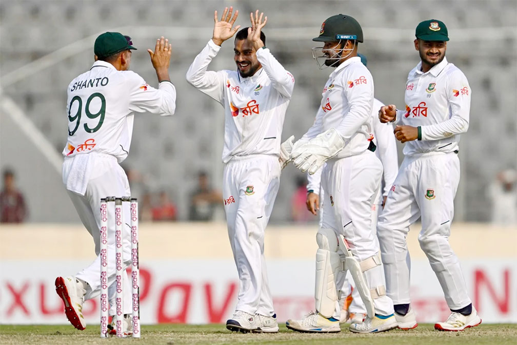 বাজে বোলিংয়ে হতাশায় দিন শেষ করল বাংলাদেশ