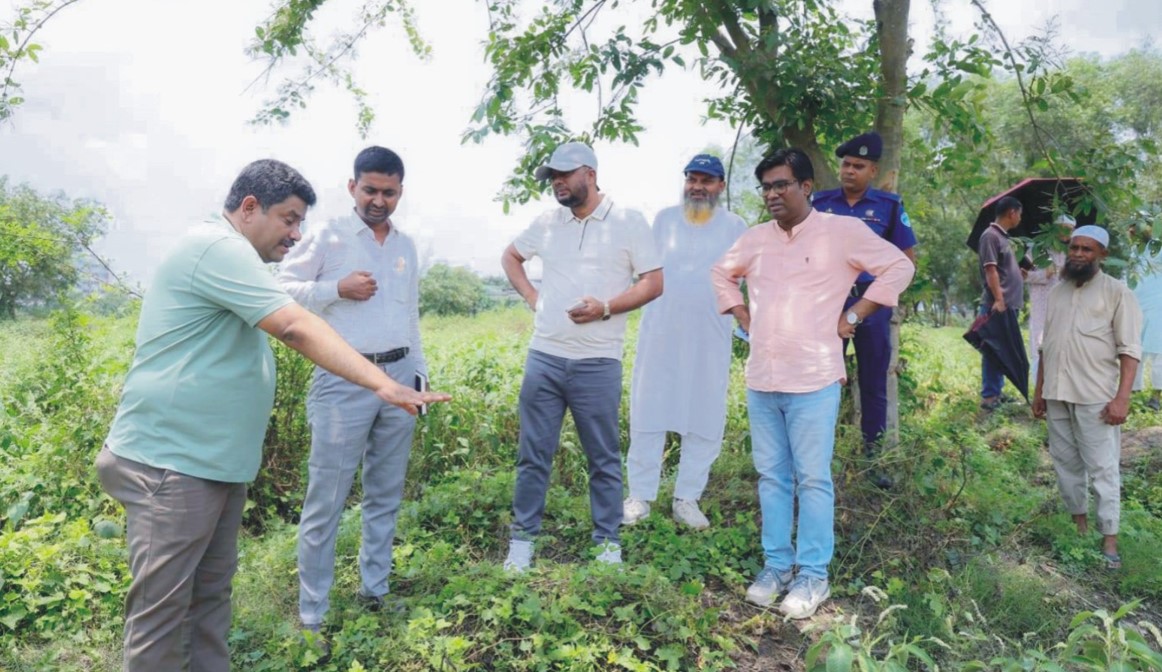  জলাবদ্ধতা নিরসনে কুমিল্লা  নগরীর খাল পরিদর্শনে  প্রশাসক ইউসুফ মোল্লা টিপু