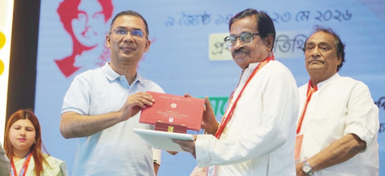  প্রধানমন্ত্রীর হাত থেকে নজরুল পুরস্কার  গ্রহণ করলেন ড. আলী হোসেন চৌধুরী