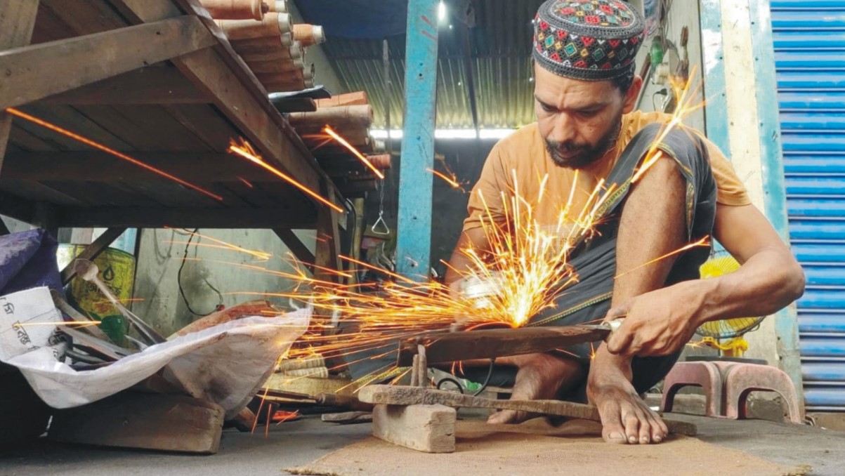 ঈদুল আজহা ঘিরে কুমিল্লায়  কামারপাড়ায় ব্যস্ততা  