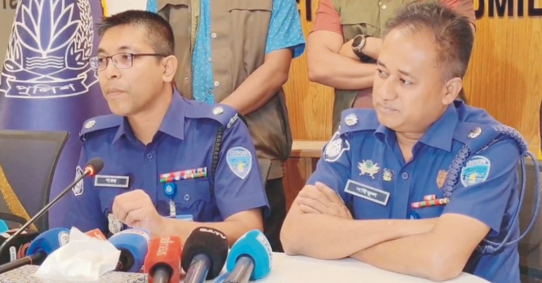   কুমিল্লার পুলিশ সুপারকে  নিয়ে গুজব ছড়ানোর  অভিযোগে গ্রেপ্তার ২ 