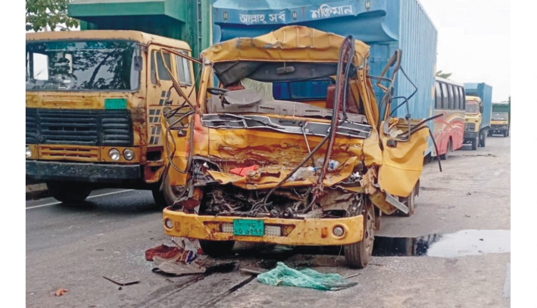  চৌদ্দগ্রামে ট্রাকের পিছনে  ধাক্কায় কাভার্ডভ্যান চালক নিহত