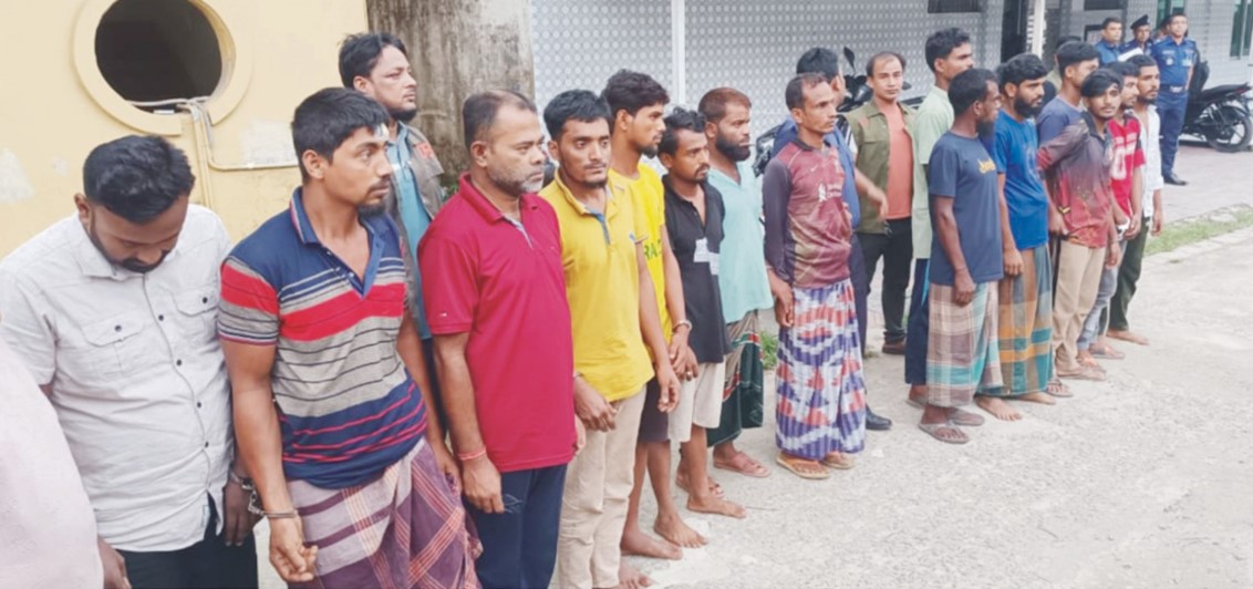  কুমিল্লার নিমসারে হাইওয়ে  পুলিশের ওপর হামলা ও গাড়ি  ভাঙচুরের ঘটনায় গ্রেপ্তার ১৯ 