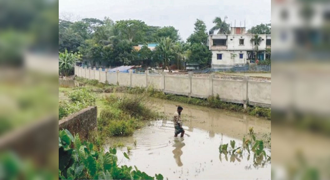   চান্দিনায় এক খাল দখল-ভরাটের মহোৎসবে বিপাকে কৃষক