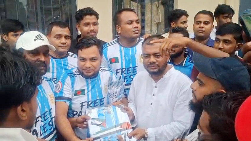  কুমিল্লায় ফুটবলপ্রেমীদের মাঝে আর্জেন্টিনার জার্সি বিতরণ 