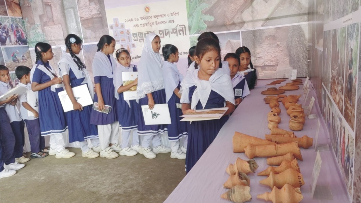  শালবন বিহারে প্রত্নবস্তুর উন্মুক্ত প্রদর্শনী দেখলো শিক্ষার্থীরা 