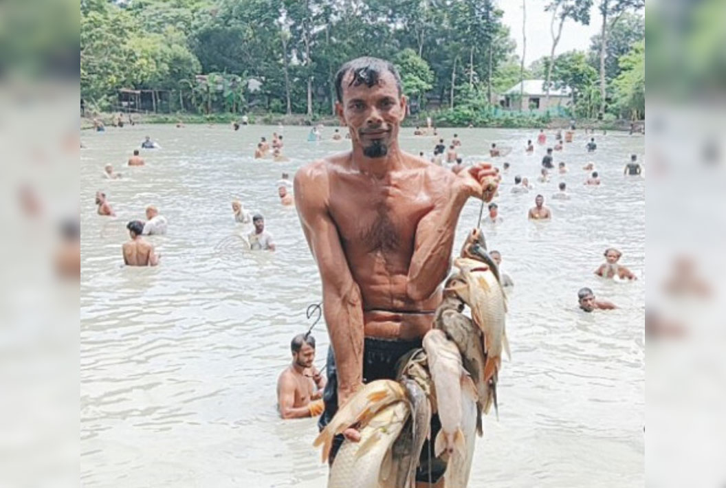  কুমিল্লায় পলো দিয়ে  মাছ ধরা উৎসব 