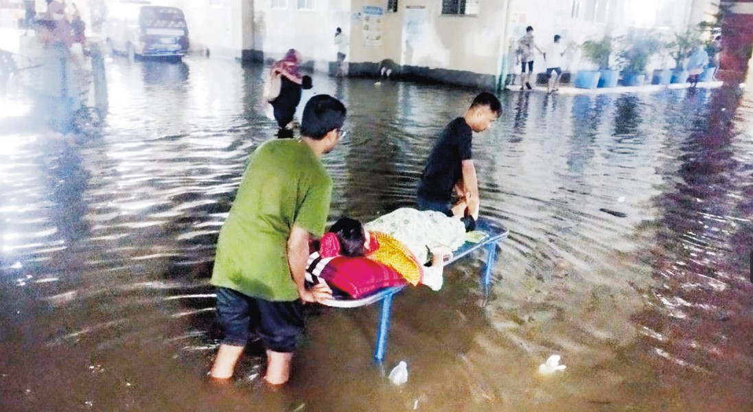   এক ঘণ্টার ভারী বর্ষণে ডুবল কুমিল্লা নগরী