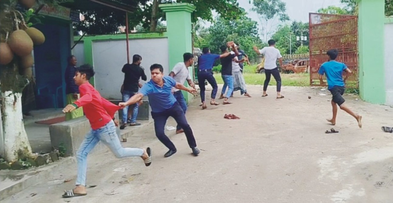  তিতাসে থানার ভিতরে বাদীর  ওপর হামলা আহত ৩ আটক৩