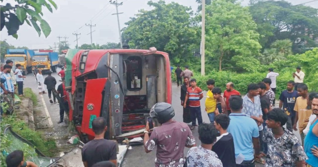  কুমিল্লায় মহাসড়কে বিআরটিসি বাস উল্টে আহত ১০ 