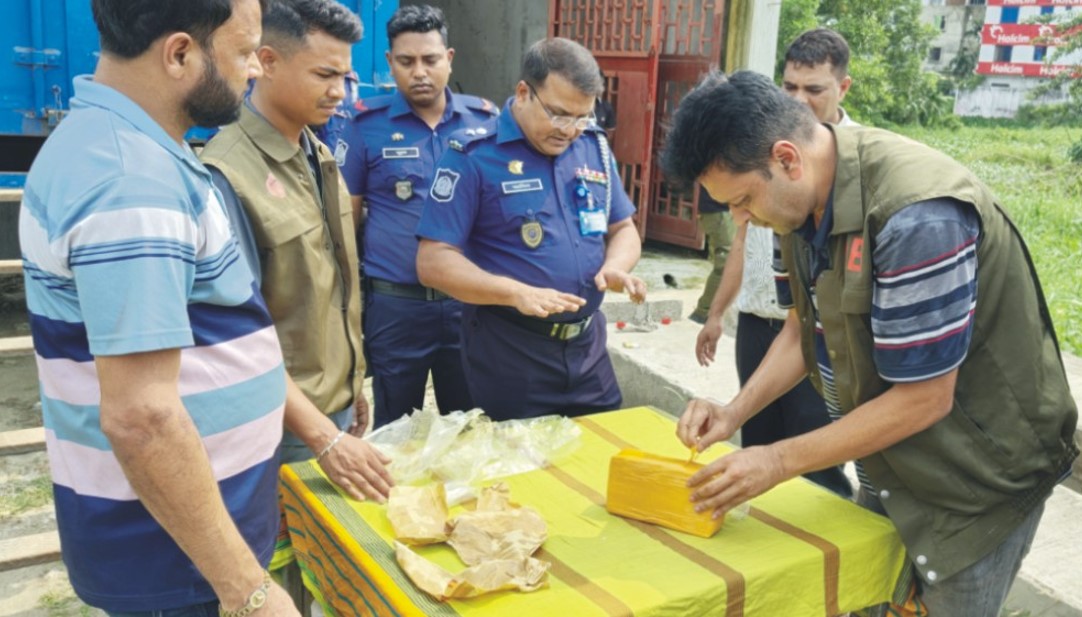  কুমিল্লায় কাভার্ডভ্যানে লুকিয়ে  পাচারকালে ১ লাখ ৬০ হাজার  ইয়াবা জব্দ; আটক ৫